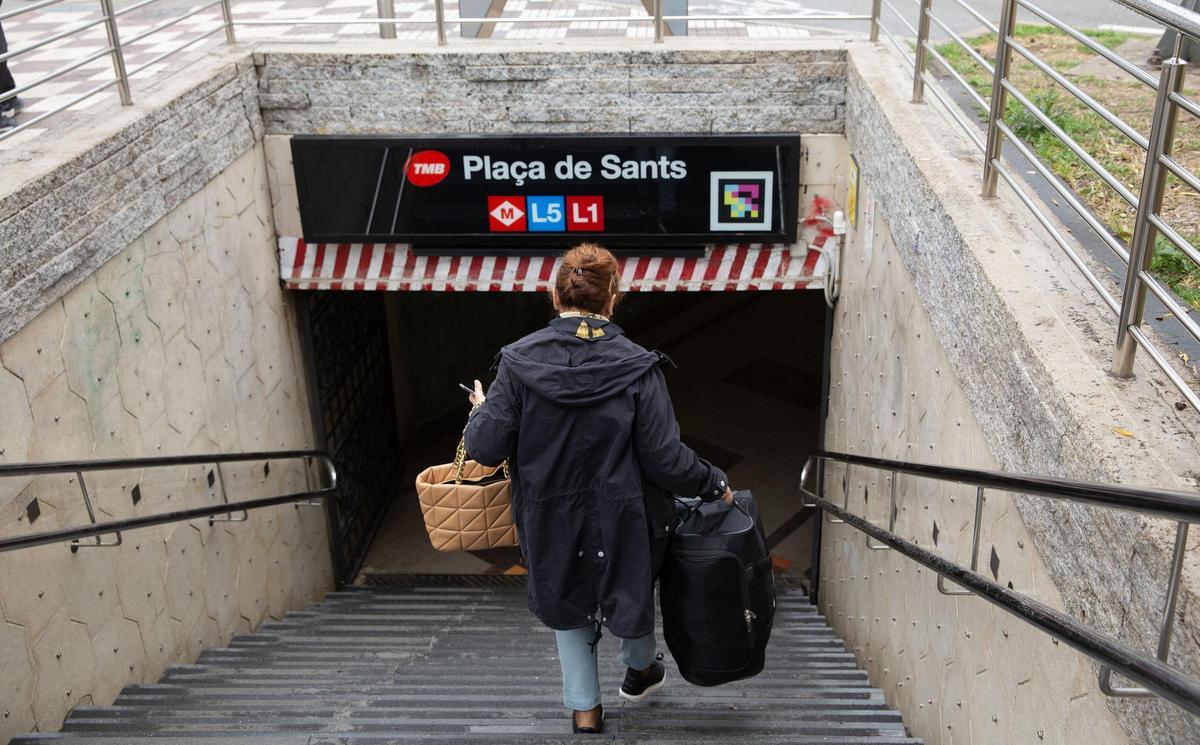 Una boca de la parada de Plaça de Sants, en Barcelona.