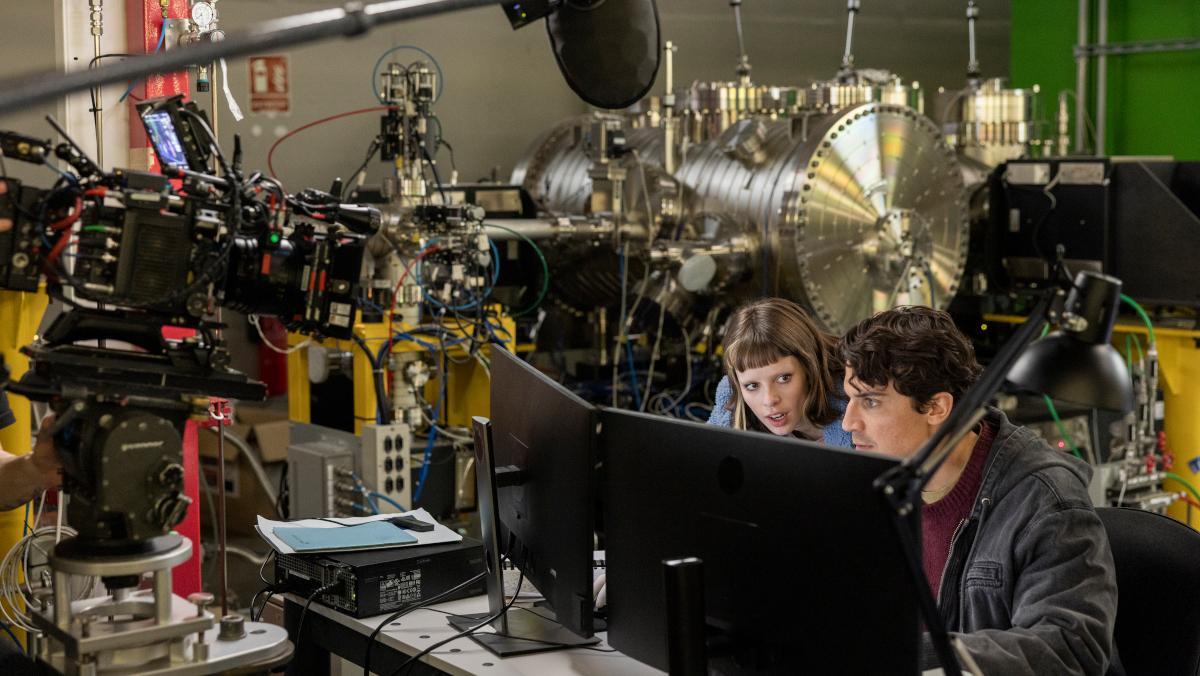 Álex González y Alba Planas, en el rodaje de Day One