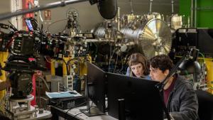 Álex González y Alba Planas, en el rodaje de Day One