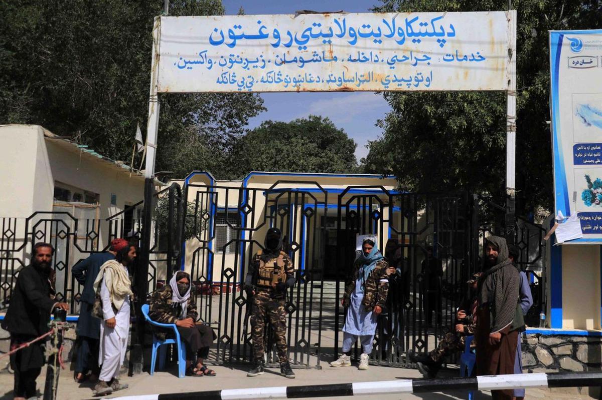 Paktia (Afghanistan), 22/06/2022.- Taliban stand guard outside the district hospital where victims of the earthquake are brought, in Paktia, Afghanistan, 22 June 2022. More than 1,000 people were killed and over 1,500 others injured after a 5.9 magnitude earthquake hit eastern Afghanistan before dawn on 22 June, Afghanistan’s state-run Bakhtar News Agency reported. According to authorities the death toll is likely to rise. (Terremoto/sismo, Afganistán) EFE/EPA/STRINGER -- BEST QUALITY AVAILABLE --