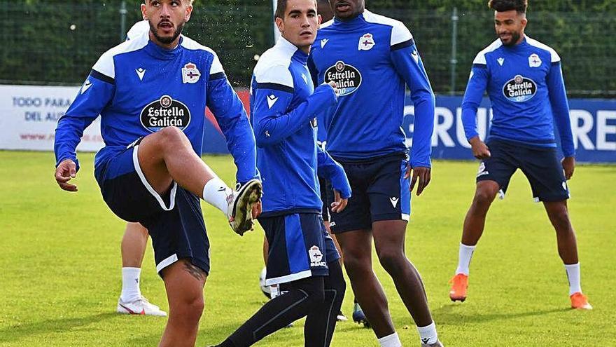 Adri Castro, con la pelota, junto a Valín y Mujaid.