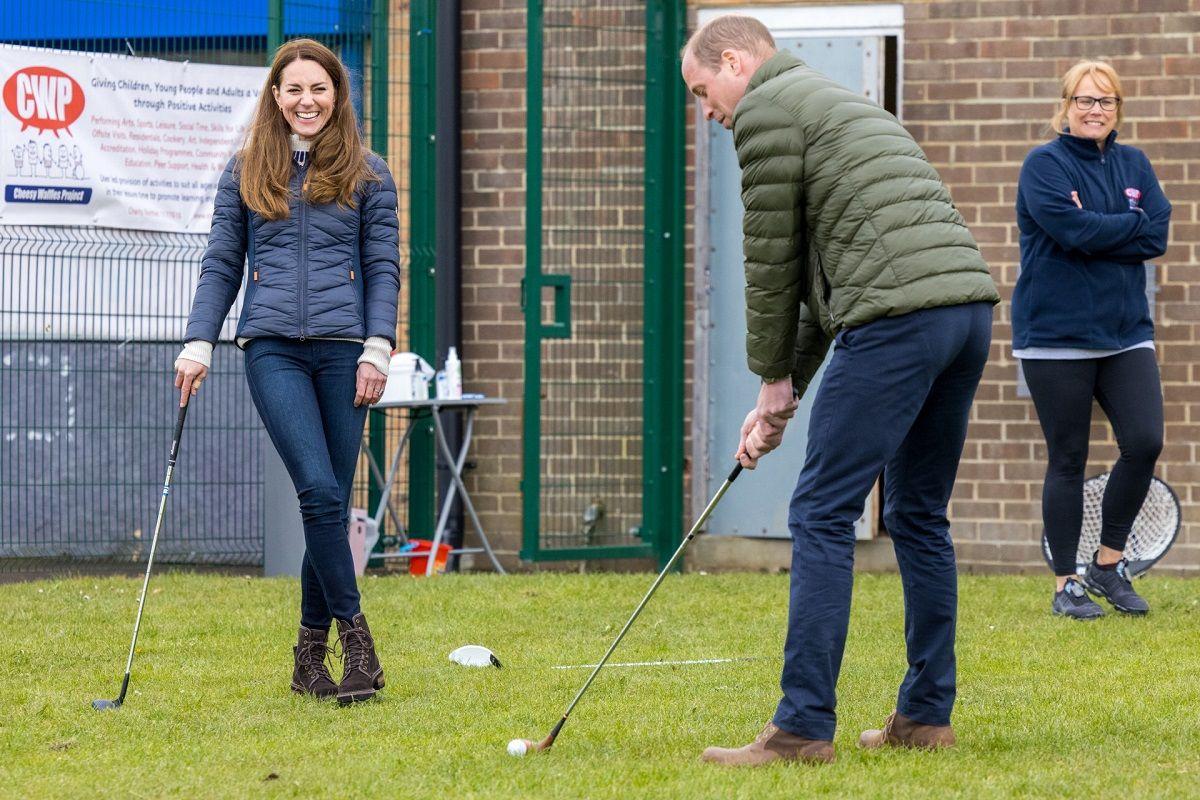 Los duques de Cambridge juegan al golf durante su visita al condado de Durham