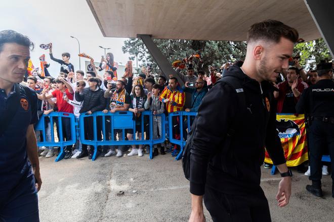 Las mejores imágenes de la apoteósica salida del Valencia CF a Sevilla