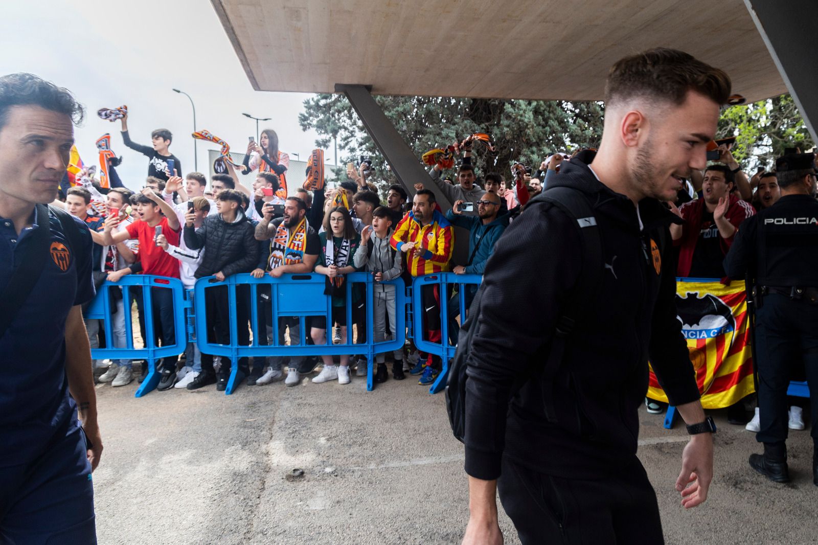 Apoteósica salida del Valencia CF a Sevilla