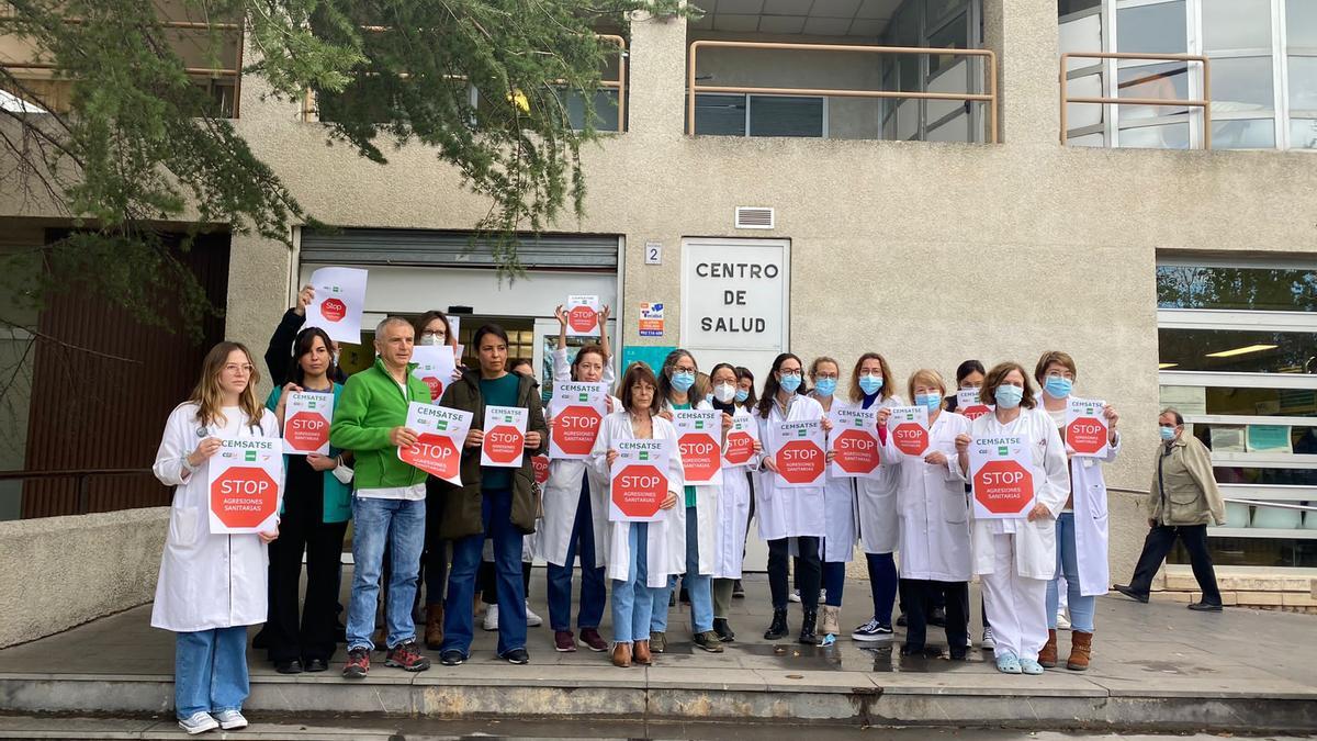 Momento de la protesta de este viernes en el centro de salud de Torre Ramona.