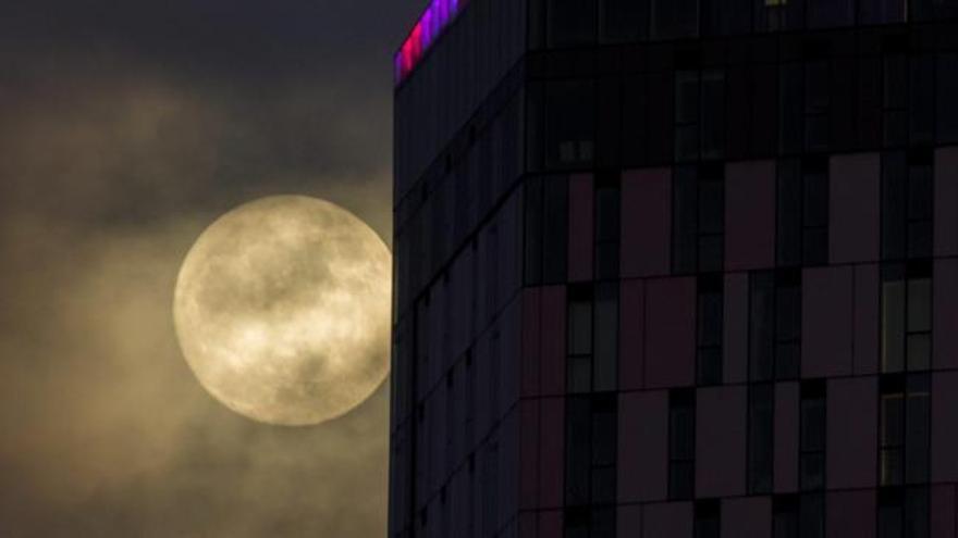 Superluna, eclipse lunar, luna de sangre y luna azul, todo junto en una misma noche