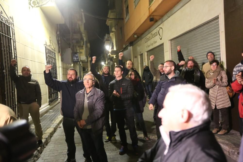 Los operarios han comenzado a las cuatro de la mañana cortando la cruz desde la base con la Guardia Civil impidiendo el paso a vecinos  en contra y a favor de la intervención