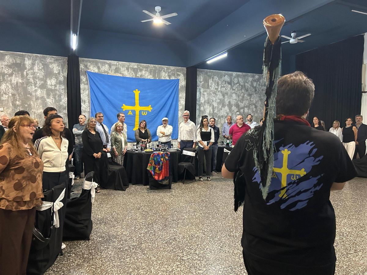 La delegación asturiana con representantes del grupo de gaitas y baile del Centro Asturiano de Lanús.