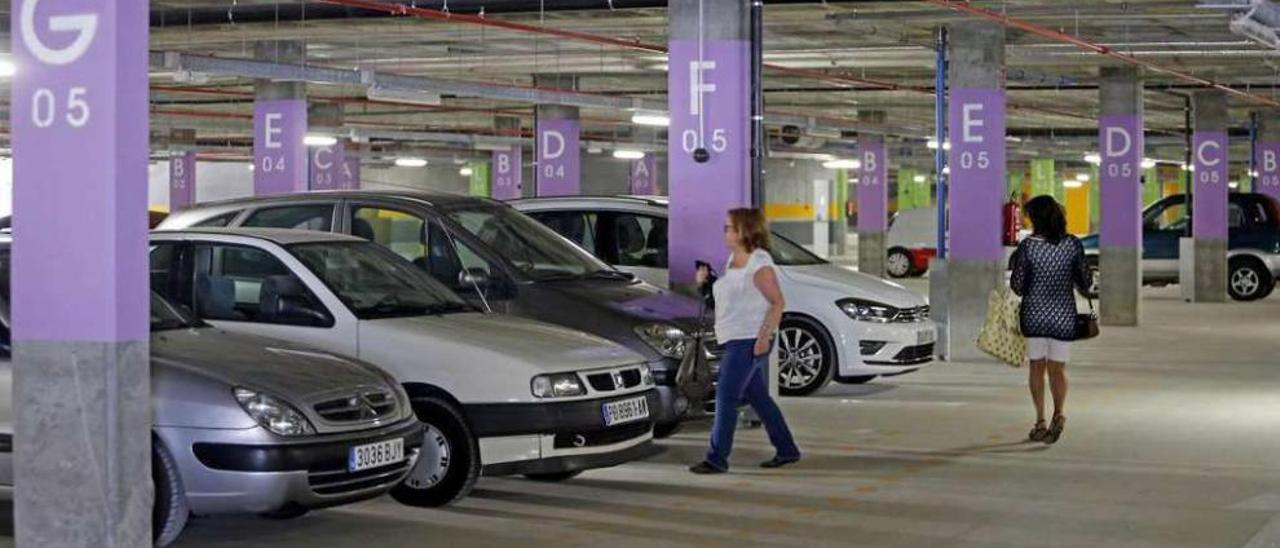 Parking del nuevo hospital ayer por la mañana, durante su primera jornada abierto al público. // M. G. Brea