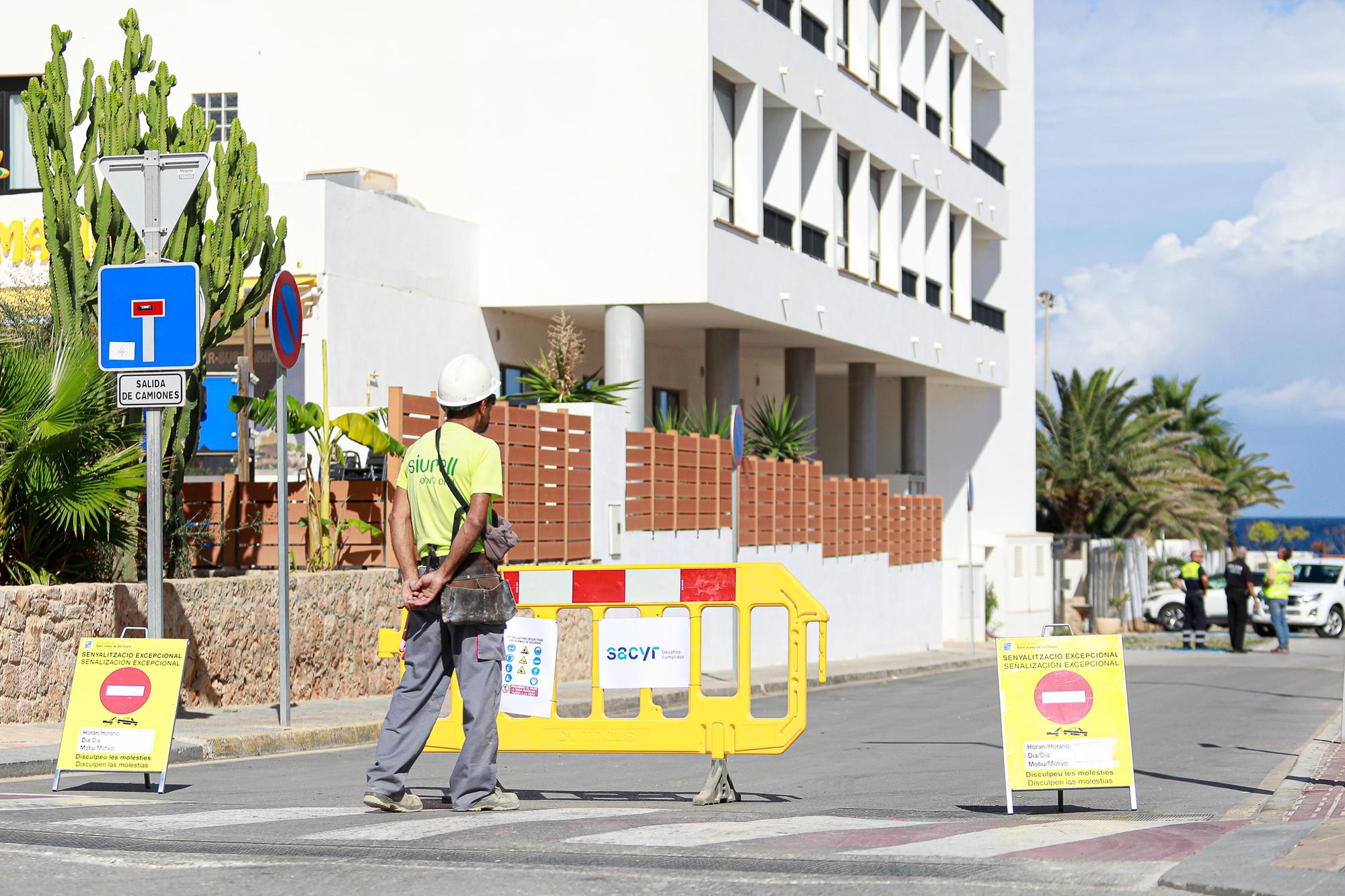 Las imágenes de las obras para sustituir la tubería que se rompió el pasado lunes en es Caló de s’Oli