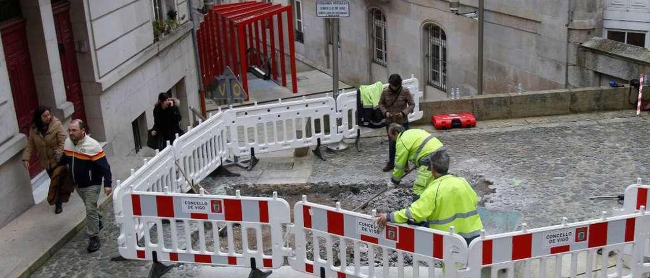 Operarios realizando las catas arqueológicas para las escaleras mecánicas de II República. // R. Grobas