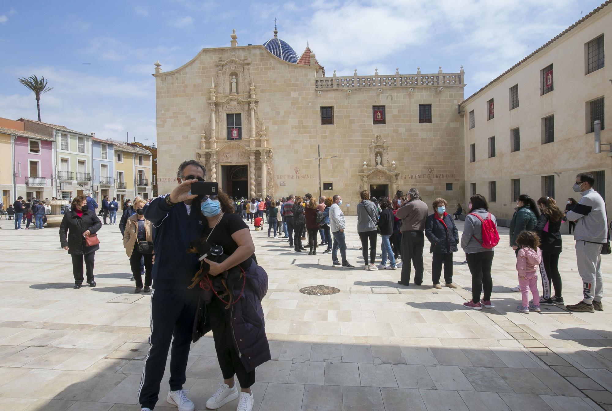 Largas colas en Santa Faz durante el domingo