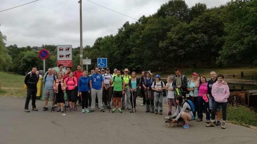 Participantes en la novena caminata de Roteiros de Lalín.