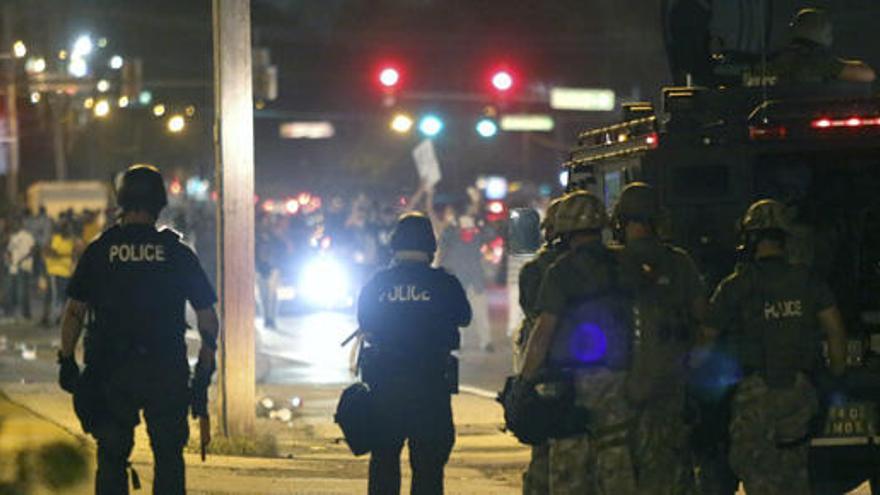 Nueva noche de disturbios raciales en Ferguson