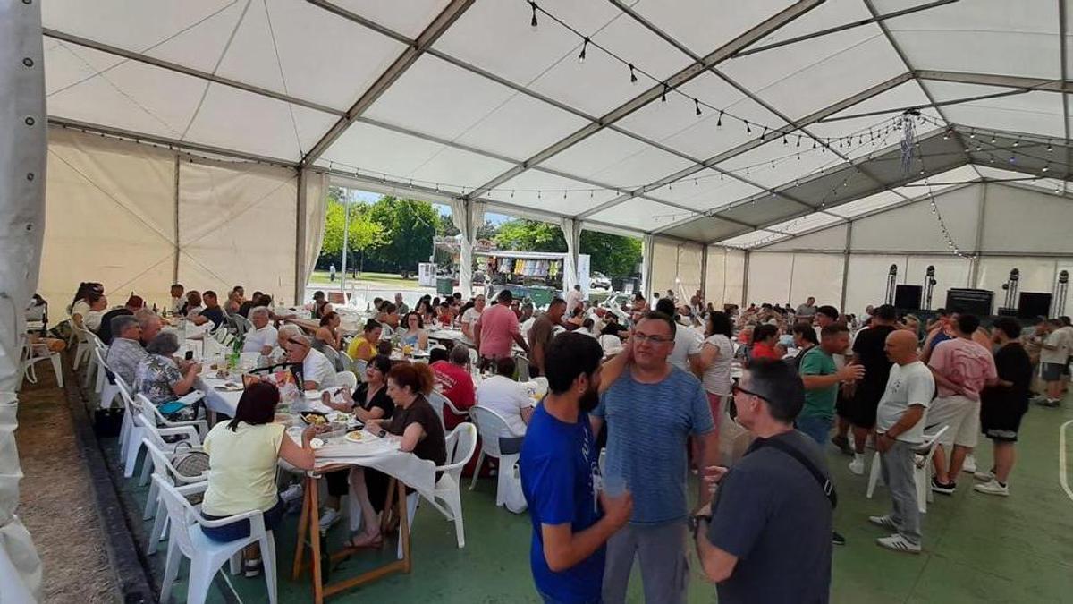 Aspecto de la carpa de la fiesta durante la corderada.