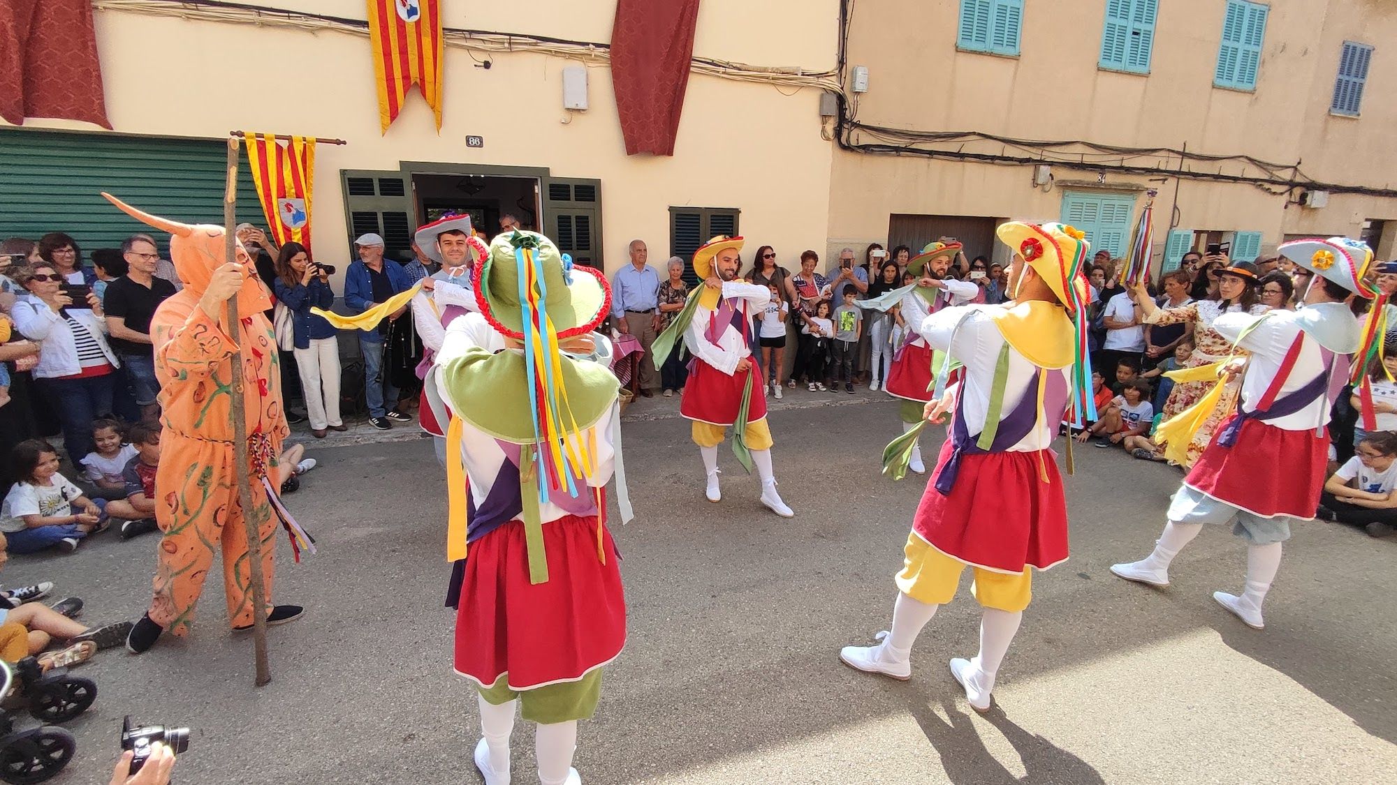 Las danzas ancestrales de los Cossiers de Manacor inician las Fires i Festes de este año