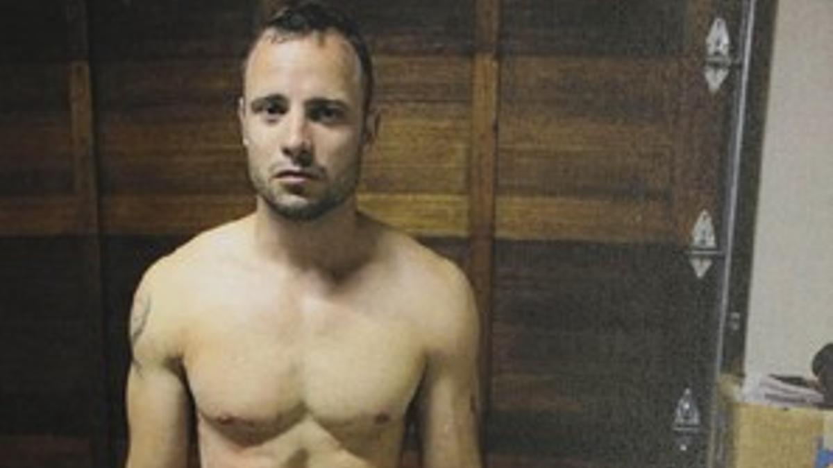 Oscar Pistorius, con manchas de sangre, en una foto tomada por la policía el 14 de febrero del 2013, en el domicilio del atleta en Pretoria, poco después del crimen.