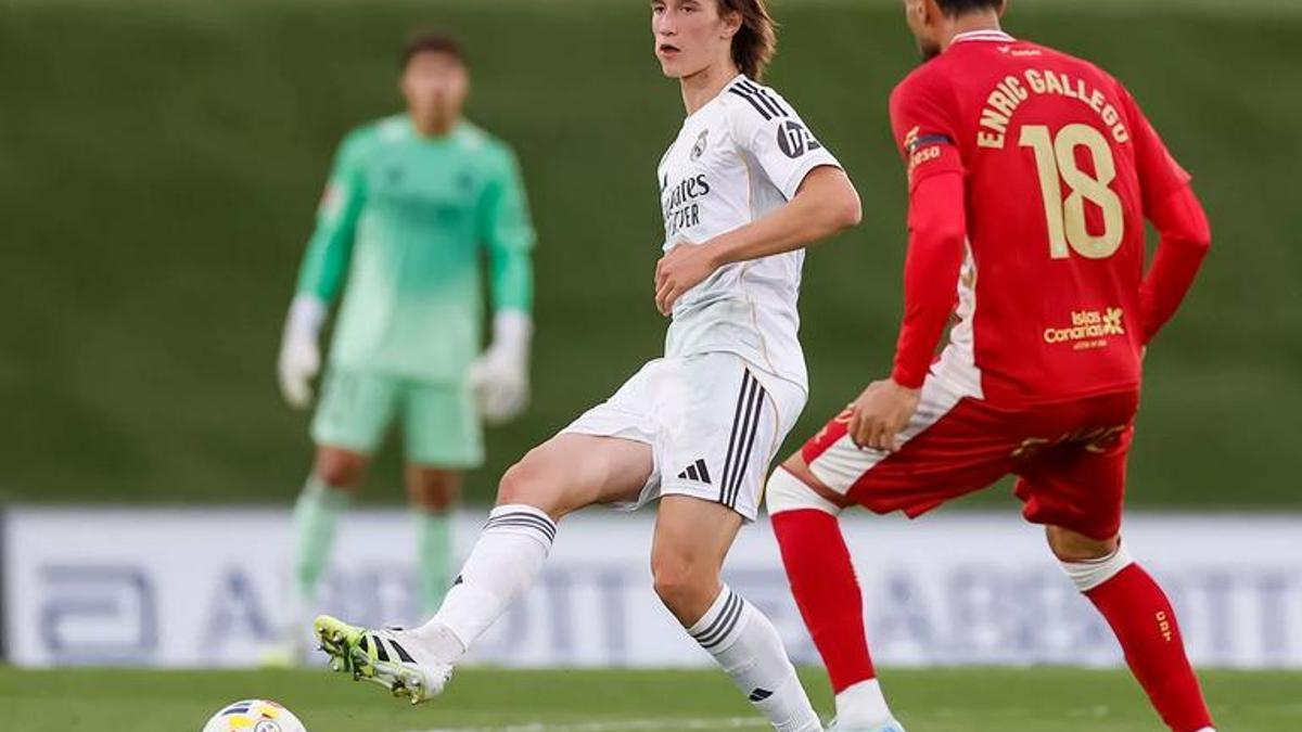 Joan Martínez, central del Real Madrid Castilla, ante Enric Gallego, del Tenerife.