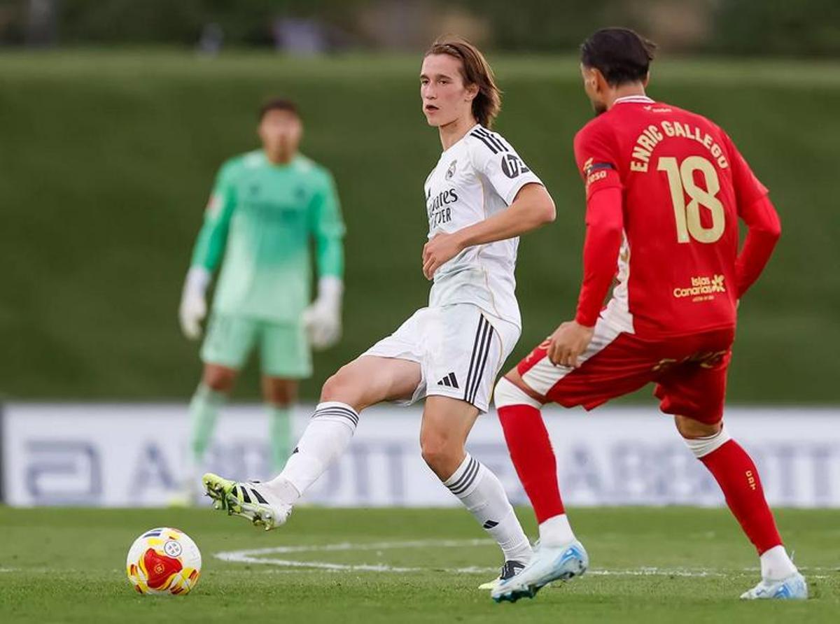 Joan Martínez, central del Real Madrid Castilla, ante Enric Gallego, del Tenerife.