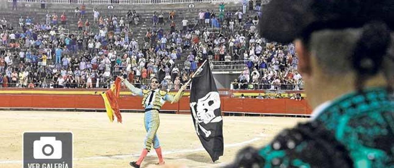 Juan José Padilla, bandera pirata en mano, dando la vuelta al ruedo ayer noche en Palma