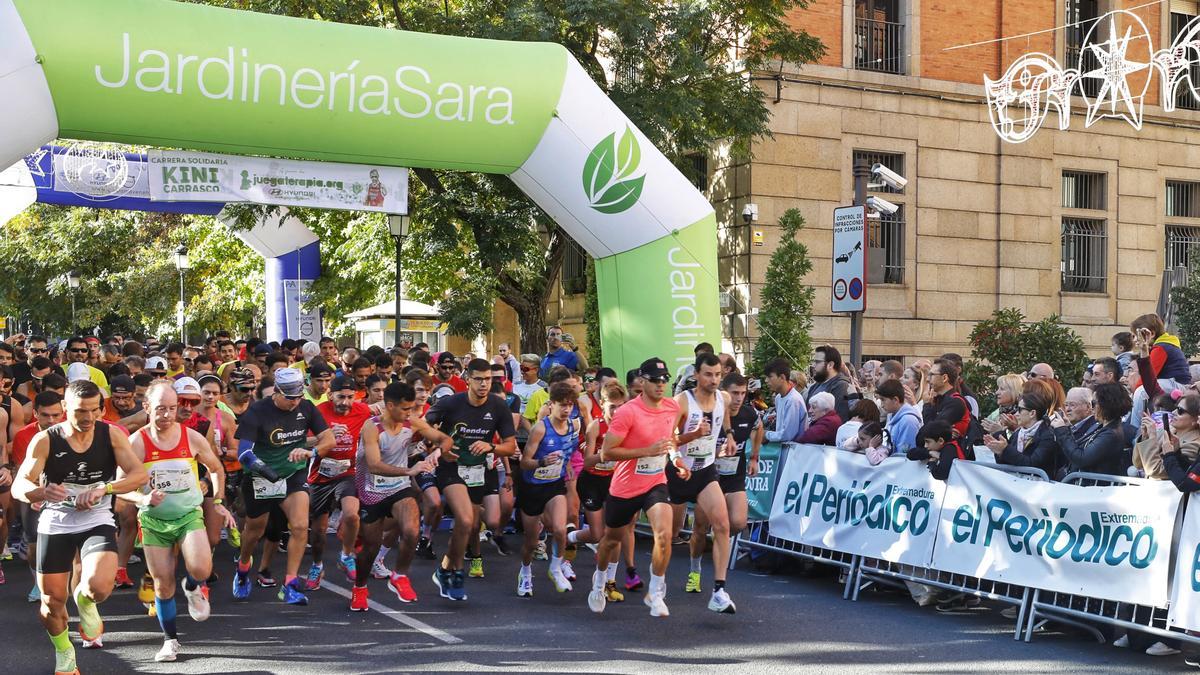 Momento de la salida de la carrera desde el paseo de Cánovas.