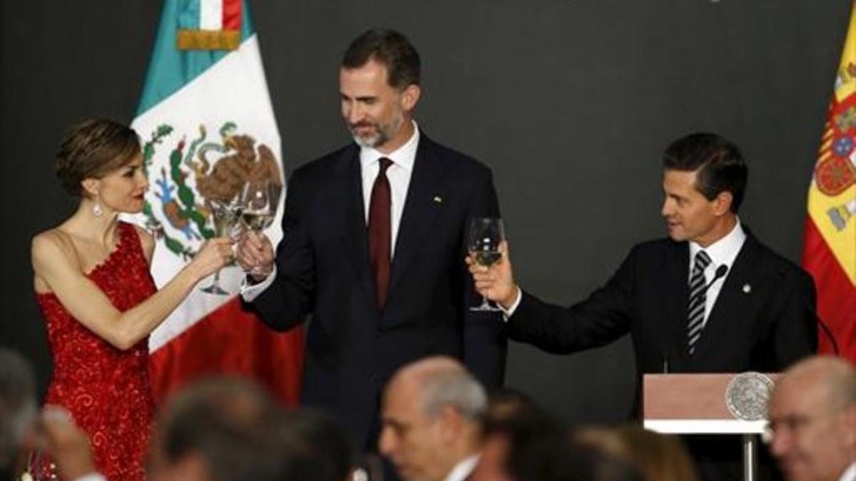 Los Reyes Felipe y Leticia y el presidente mexicano, Enrique Peña, brindan, ayer, durante una cena de gala en el Palacio Nacional de México.