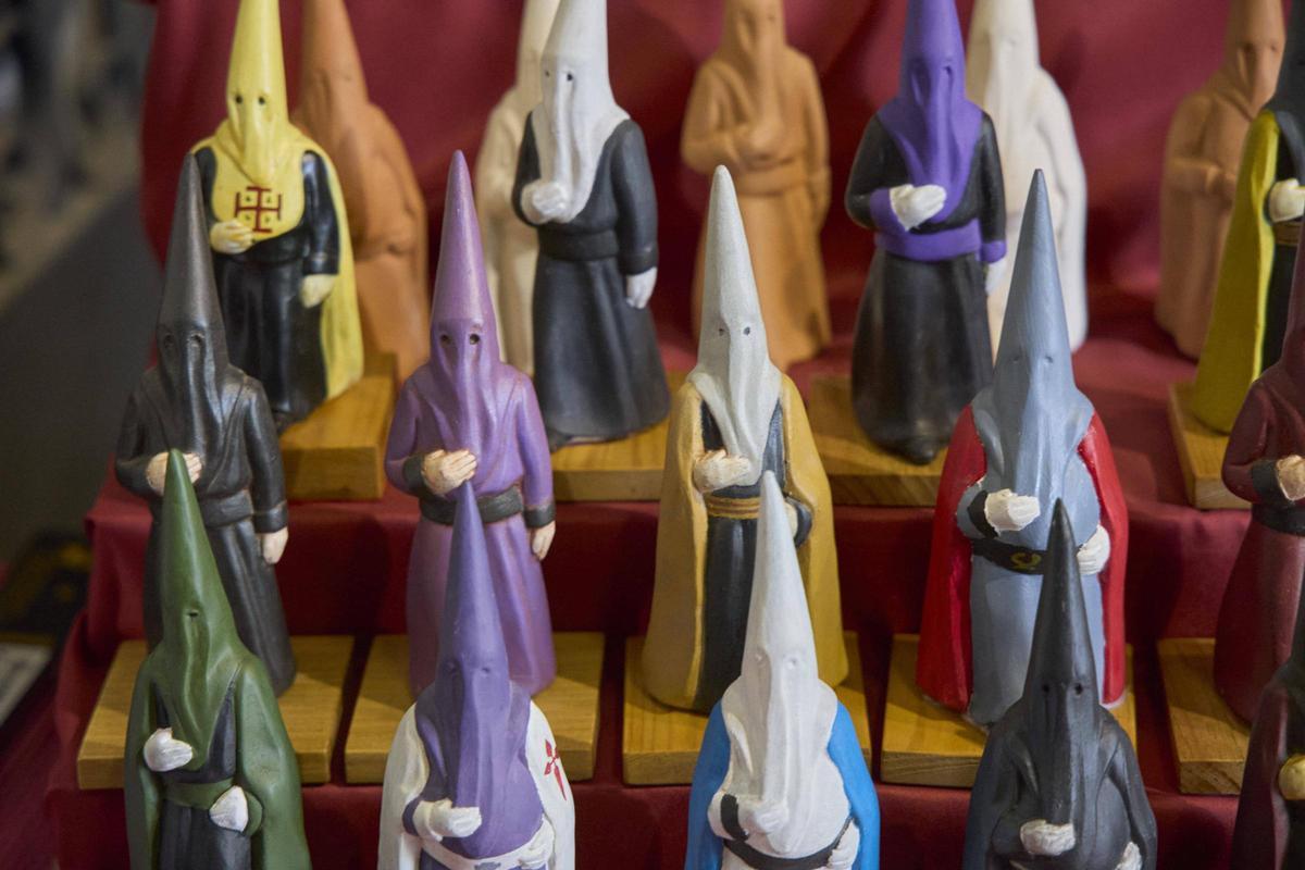 Un gironí recrea la processó de Girona amb figures de paper