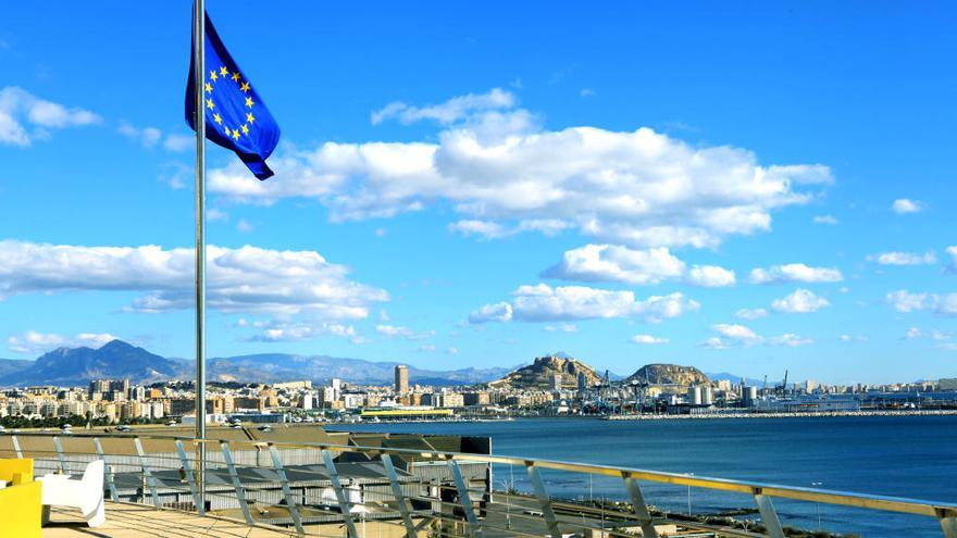 Fiesta en la Plaza del Ayuntamiento de Alicante para celebrar el Día de Europa