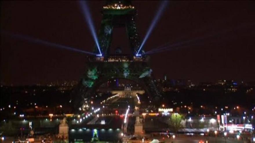 La torre Eiffel se ilumina para la Cumbre del Clima