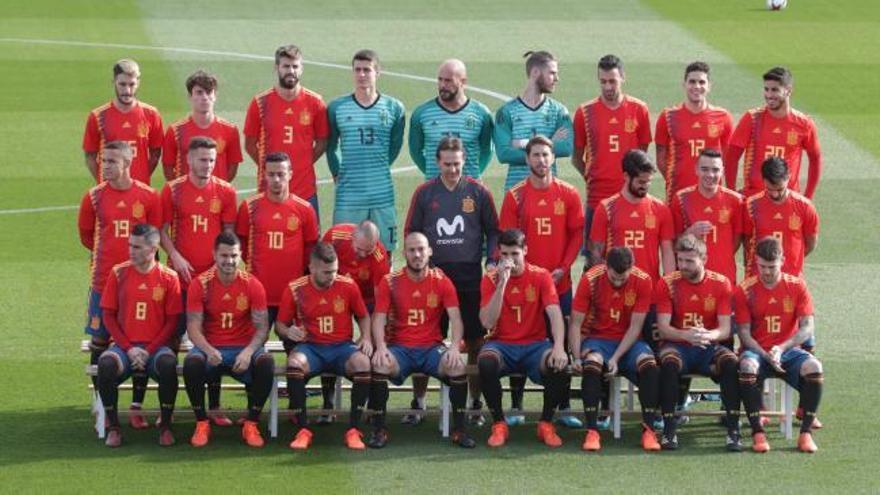 La selección española posa con la polémica camiseta para el Mundial de Rusia