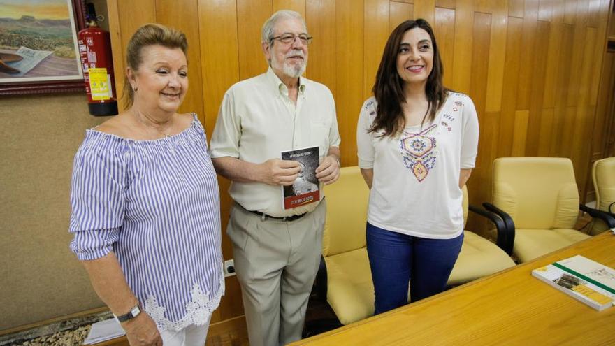 En el centro Miguel Barcala con su libro y a su lado, Elisa Beltrán y la concejala de Cultura, Nieves López