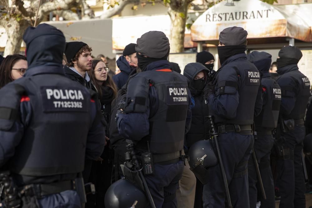 Enfrontament a Blanes entre antifeixistes i simpatitzants de Vox a Blanes