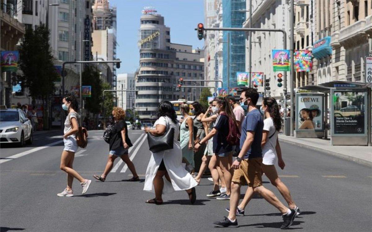  Personas con mascarillas en Madrid.