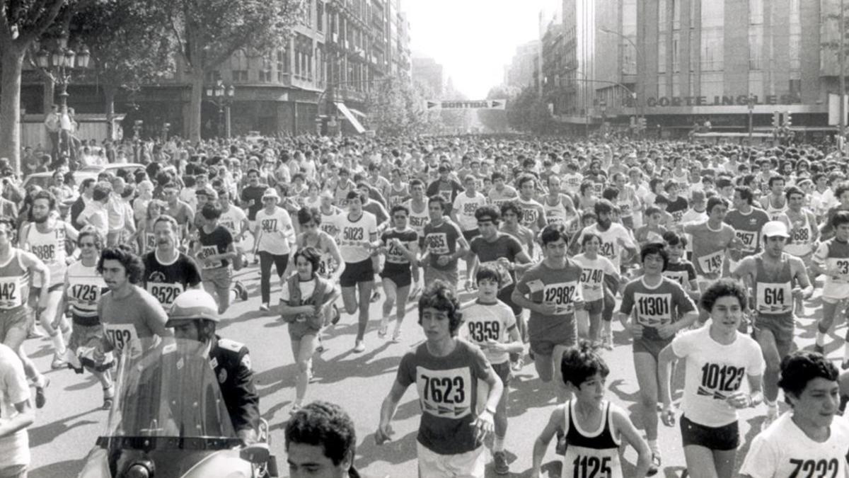 Los entusiastas corredores invaden la calle en la primera edición, en 1979.