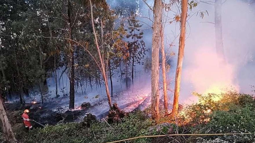 Tareas de extinción de incendio en A Choupana el domingo por la tarde. // Santos Álvarez