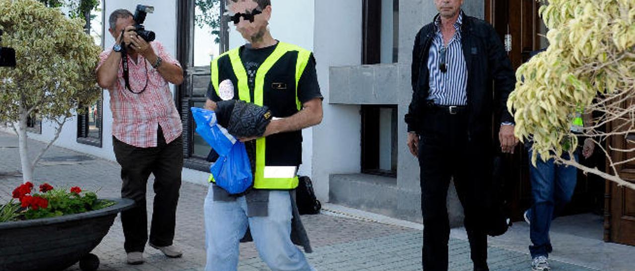 Carlos Sáenz tras ser detenido en una de las operaciones contra la corrupción en el Ayuntamiento de Arrecife.