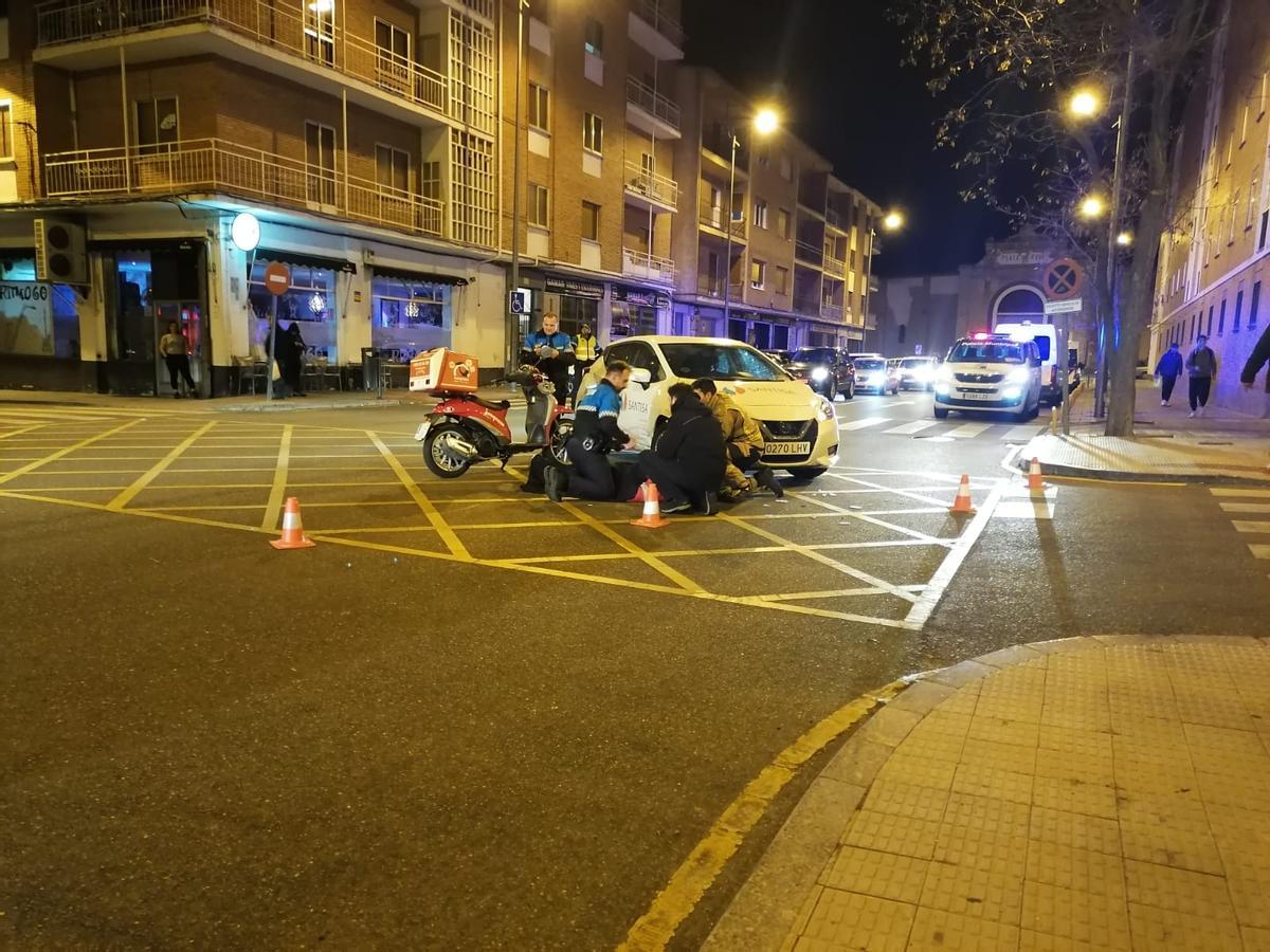 Agentes de la Policía Municipal y ciudadanos acompaña al herido.