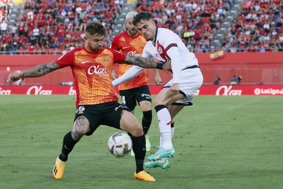 PALMA DE MALLORCA, 04/06/2023.- El defensa del Mallorca Pablo Maffeo (i) y el centrocampista del Rayo Vallecano Óscar Valentín durante el partido de la última jornada de Liga que el Mallorca y el Rayo Vallecano disputan este domingo en el estadio Son Moix de Mallorca. EFE/ Cati Cladera