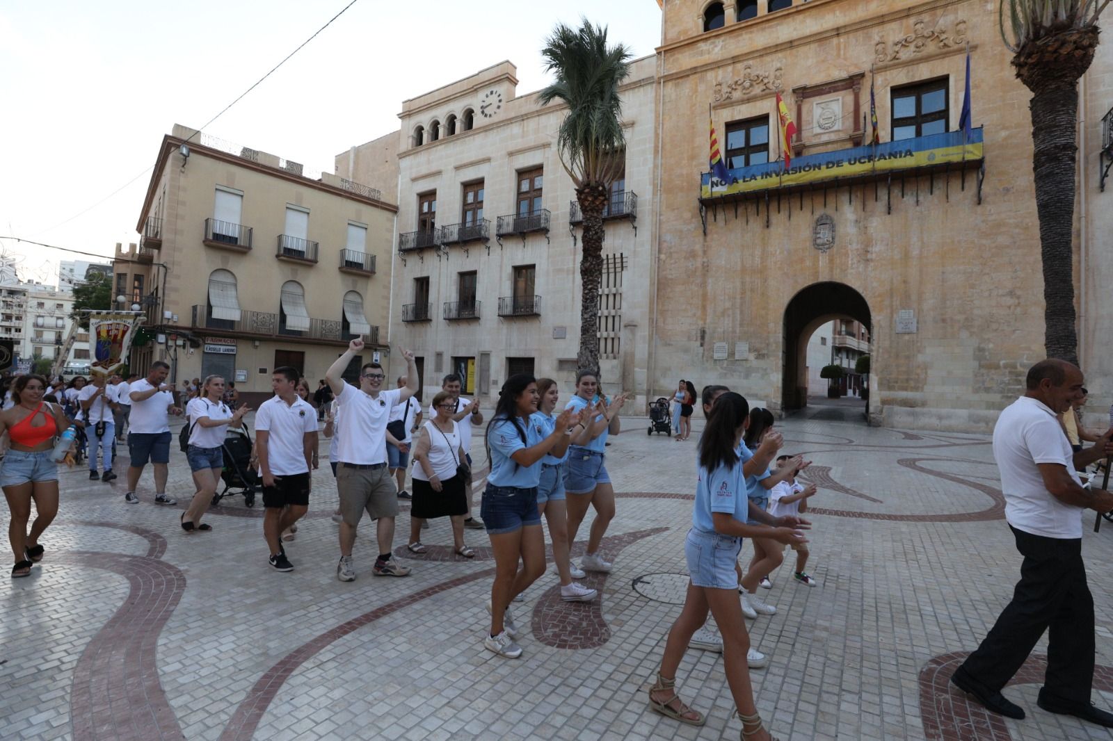 Pasacalles festero en Elche tras la Cridà