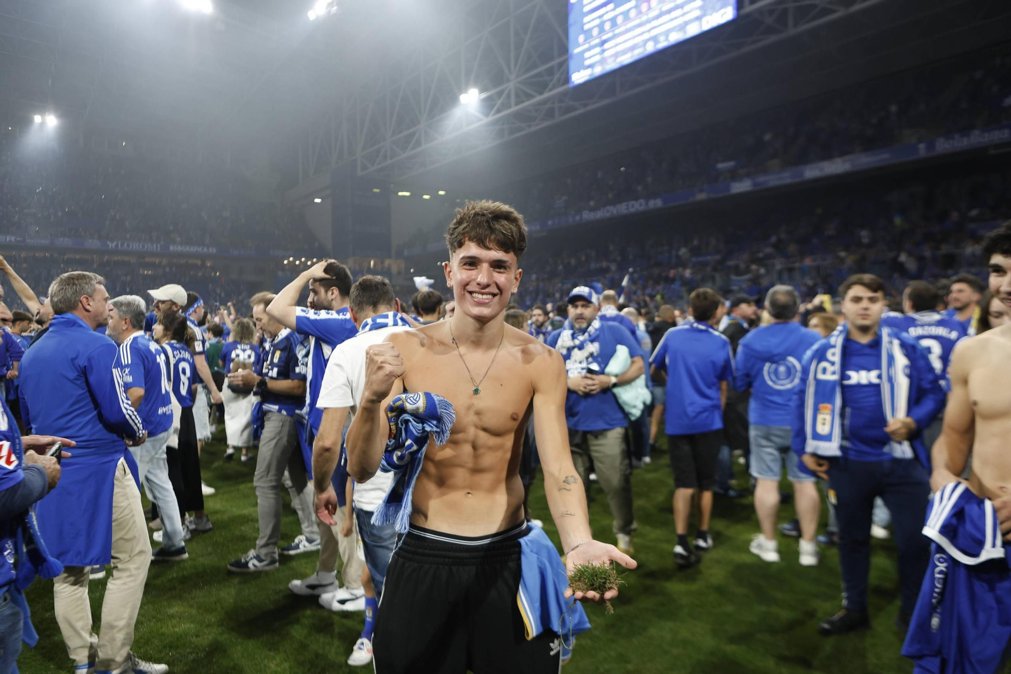 EN IMÁGENES: Así se vivió en el Carlos Tartiere la noche del ascenso del Oviedo a Primera División 24 años después