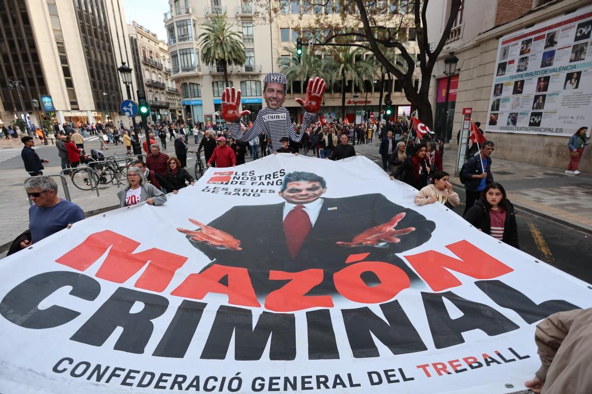Miles de personas recorren València en la primera manifestación contra Mazón tras su citación como testigo