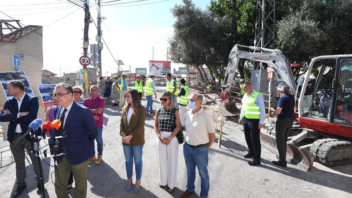 La maquinaria ya está trabajando para levantar un nuevo puente de El Raal.