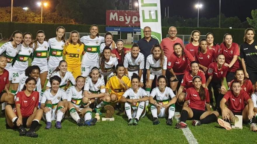 Las jugadoras del Elche y del Murcia con el trofeo