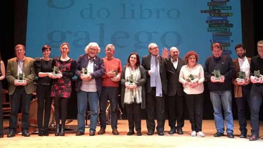 Fotografía de familia de los premiados en las distintas categorías, ayer, al finalizar la gala, en Santiago.