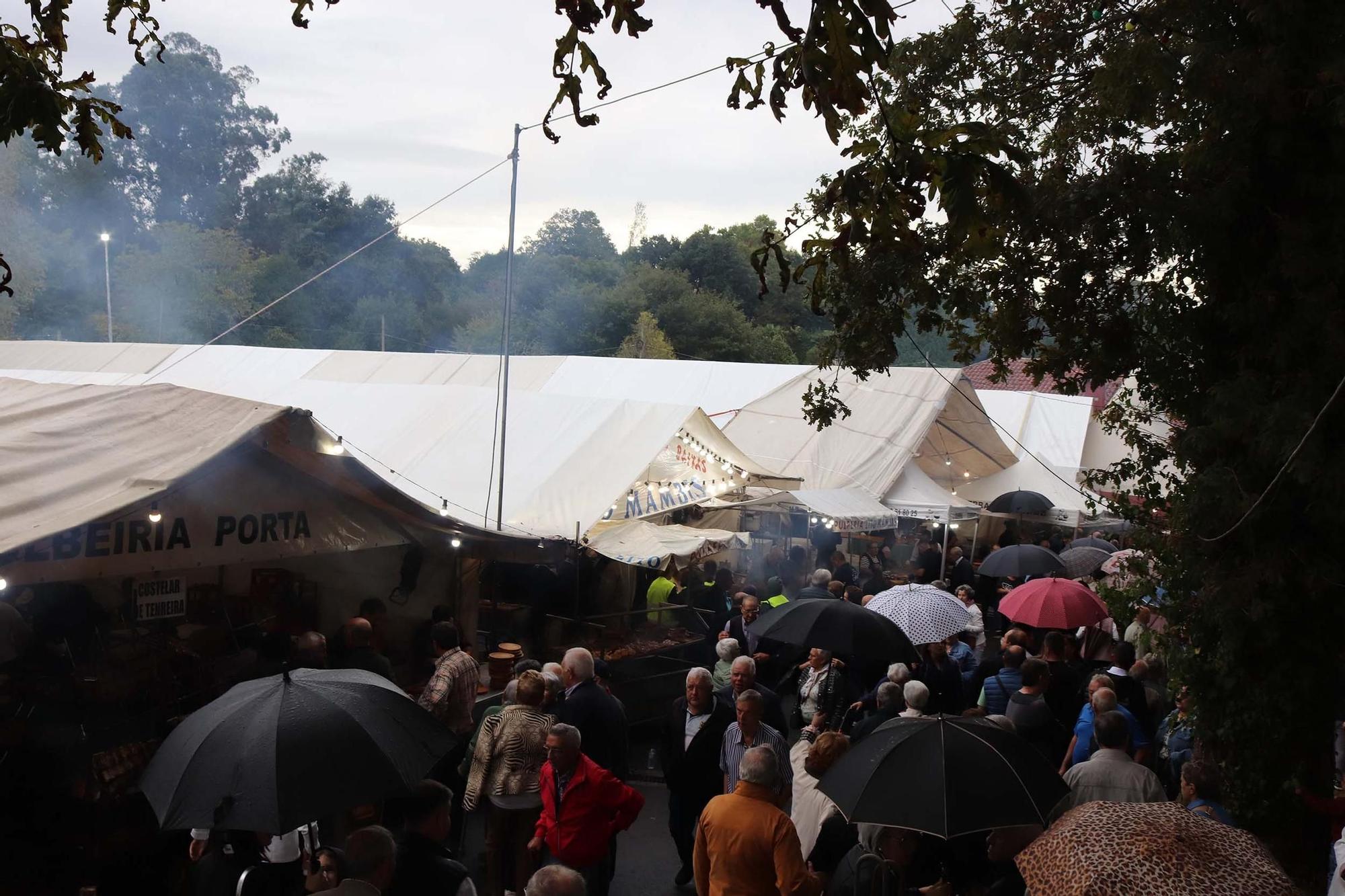 Santa Minia desafía a la lluvia y reúne a miles de fieles