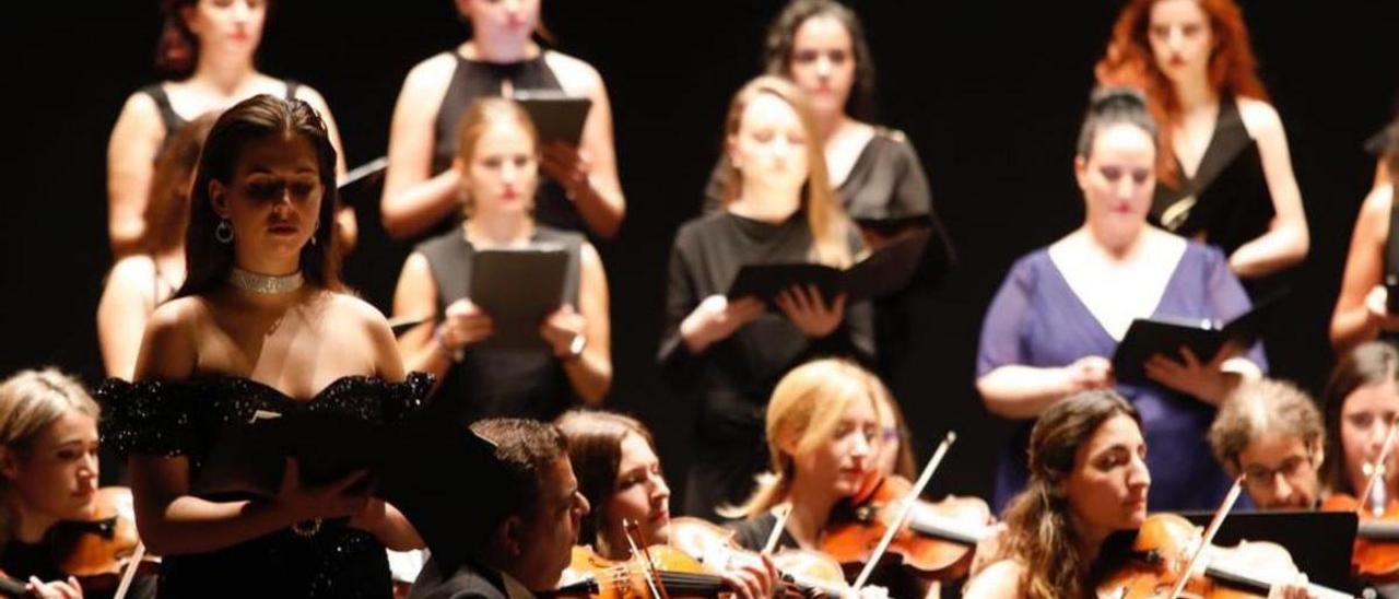 A la izquierda, la soprano Anna Kabrera, junto al resto de la orquesta, ayer, en el teatro Jovellanos. | Á. González