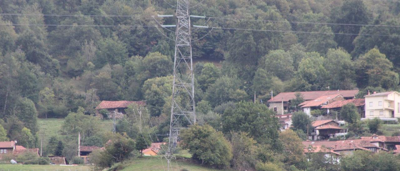Una torre de alta tensión en la localidad coyana de Campiellos. | L. M. D.