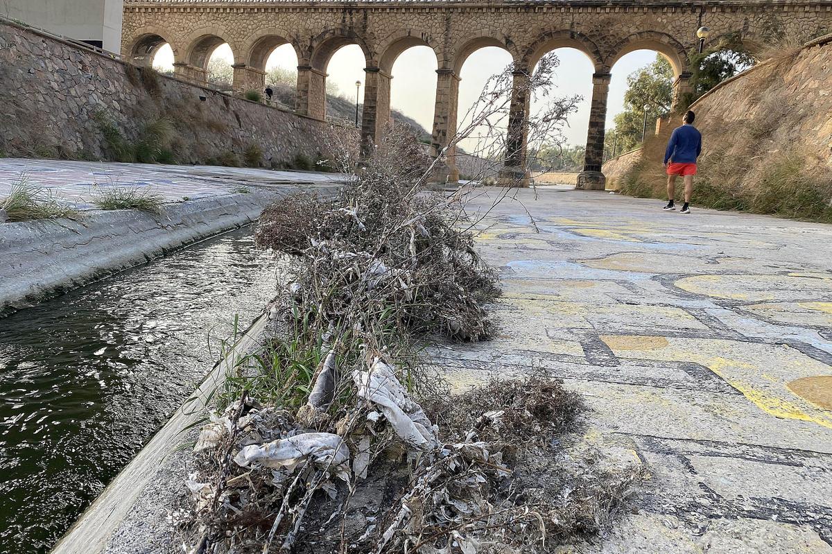 Restos de toallitas higiénicas acumuladas en el cauce del río Vinalopó