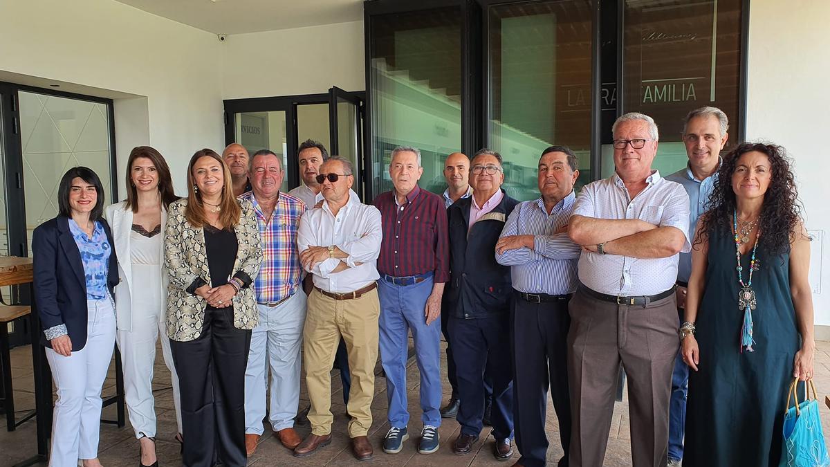 Trabajadores jubilados de la administración local en el homenaje