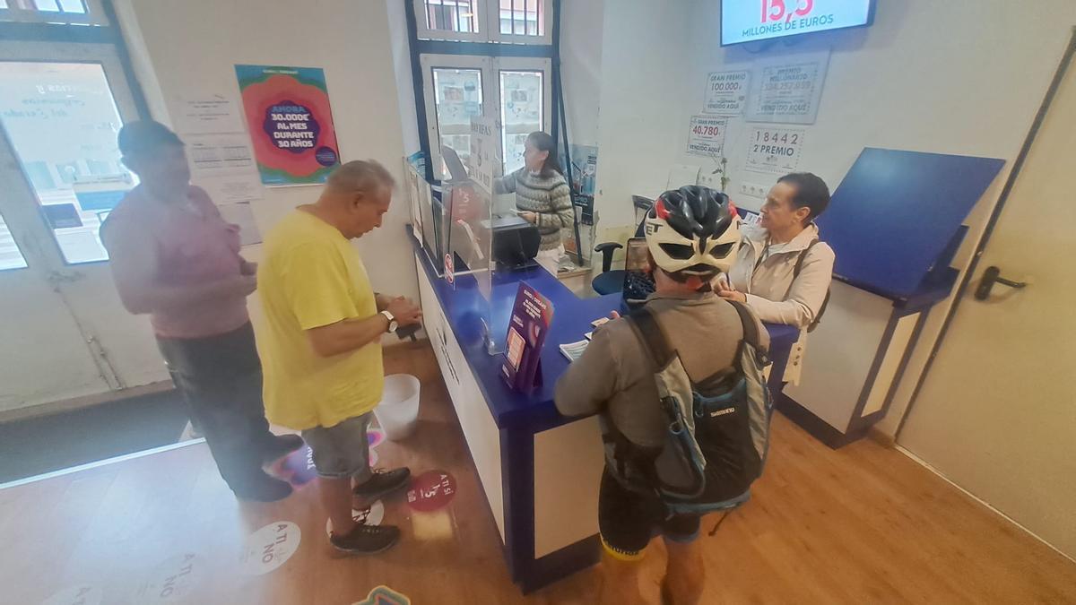 Ana Belén García atendiendo a varios clientes.